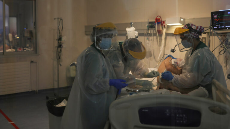 Personal médico atiende a un paciente con coronavirus en un hospital de Santiago de Chile, el 2 de julio de 2020.