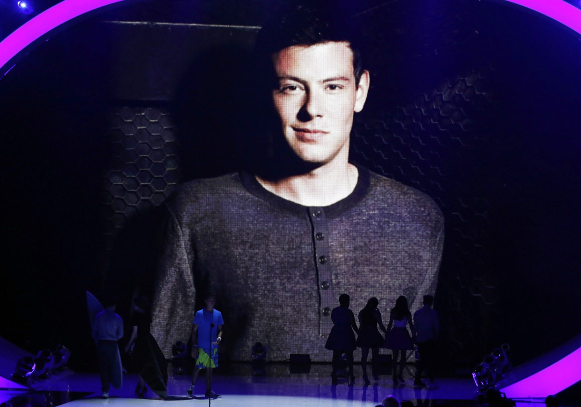 Imagen de un homenaja a Cory Monteith en el Teen Choice Awards de 2013.