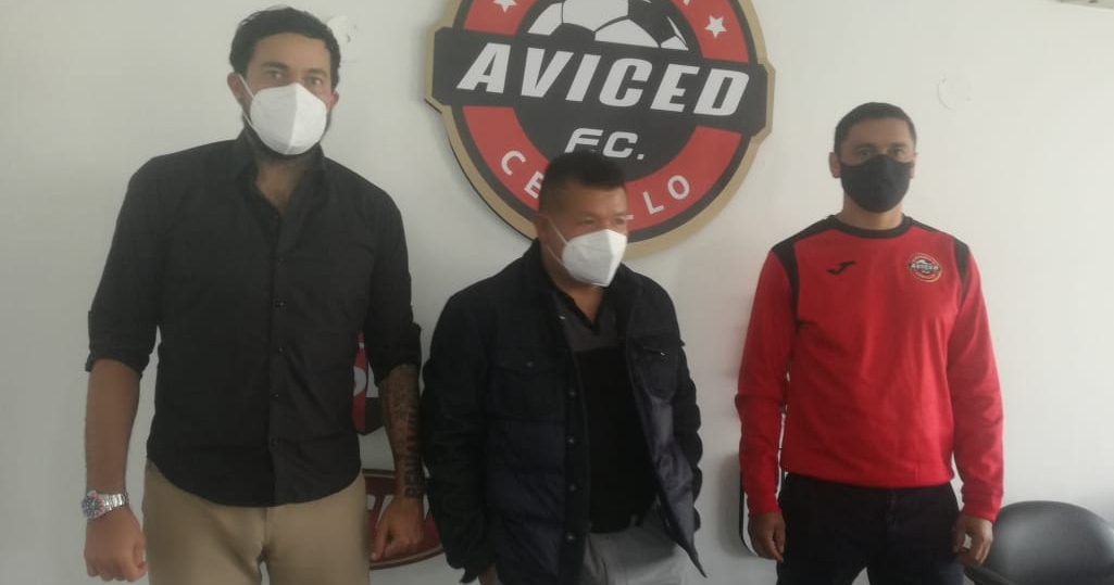 Jaime Iván Kaviedes, en su presentación como jugador del Aviced FC, junto al presidente del club y el director técnico.