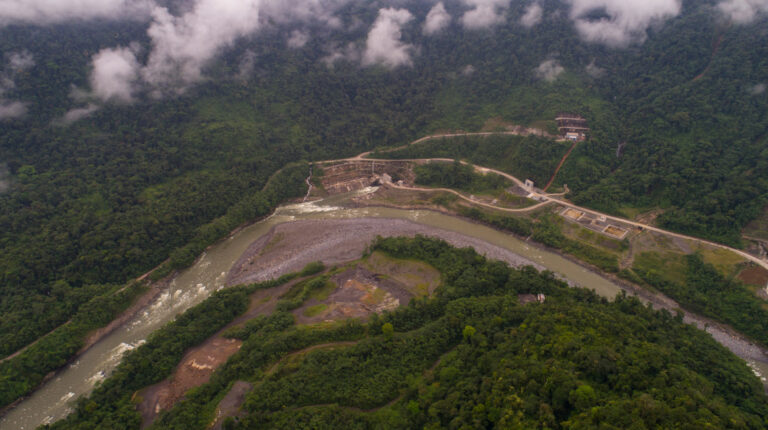 Una panorámica de la salida de agua de la casa de máquinas de la Central Hidroeléctrica Coca Codo Sinclair, a inicios de junio de 2020.