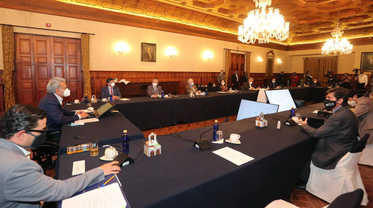 A la derecha, Gustavo Isch, entonces secretario de Comunicación, en la reunión de gabinete del 1 de julio de 2020.