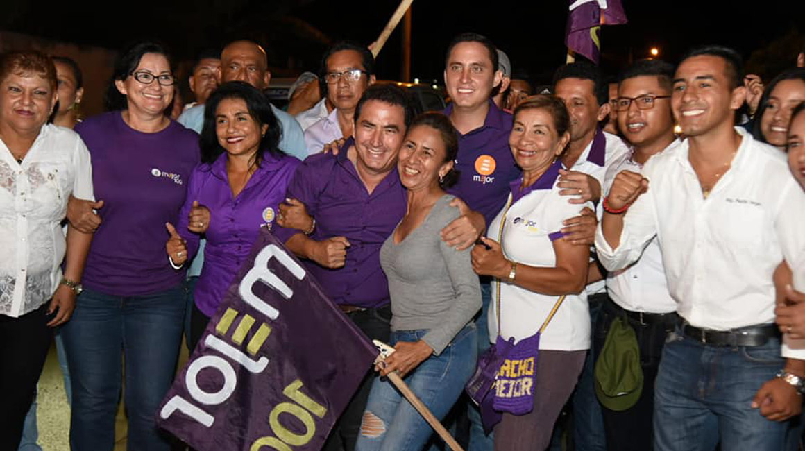 Ignacio Mendoza (centro), junto a su hijo Daniel, en un evento de su campaña para la Alcaldía de Sucre, el 22 de marzo de 2019.