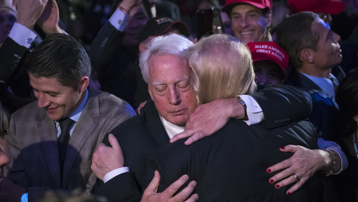 Robert Trump abraza a su hermano Donald en un mitin en Nueva York, en noviembre de 2016.