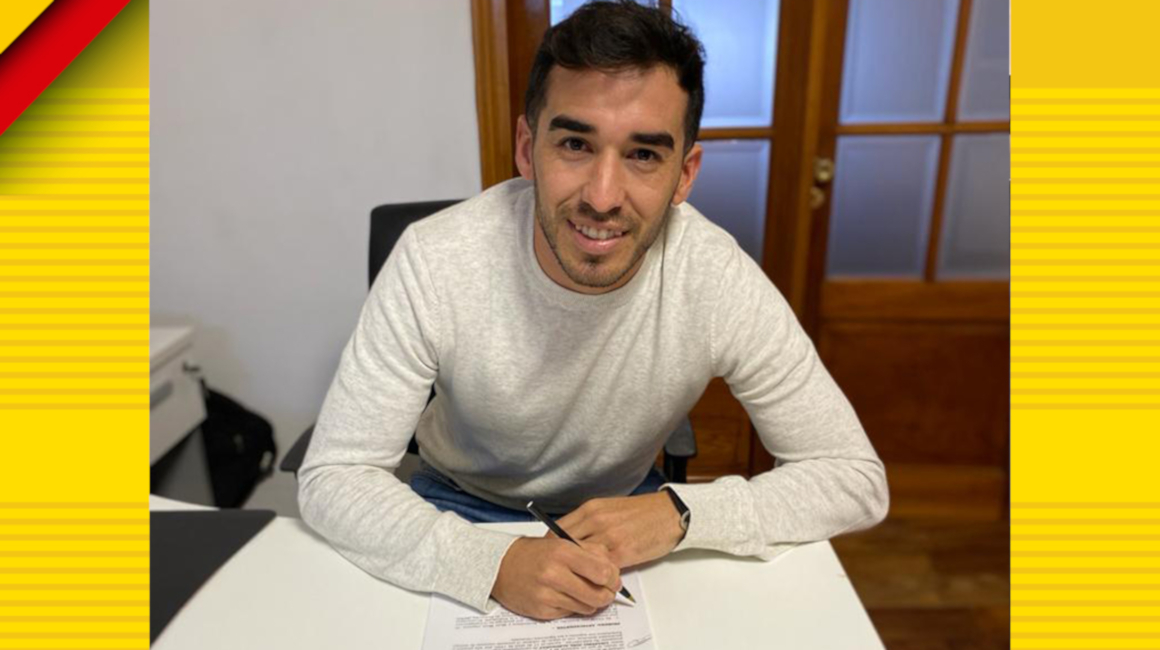 Lisandro Azulgaray firmando su contrato como nuevo jugador de Aucas, el domingo 5 de julio de 2020.