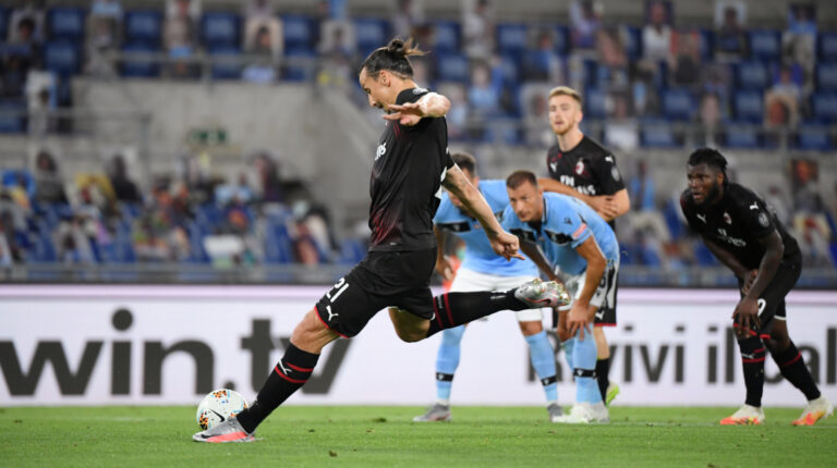 Zlatan Ibrahimovic convierte el segundo gol del Milan, ante la Lazio, en Roma, este sábado 4 de julio de 2020.