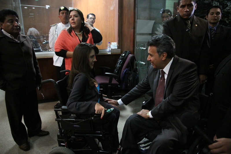 Imagen del 20 de octubre de 2011. La entonces asambleísta María Cristina Kronfle y el entonces vicepresidente Lenín Moreno, durante uno de los debates de la Ley de Discapacidades.