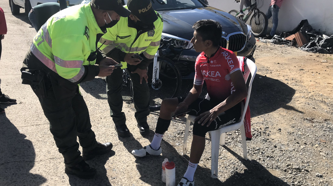 Nairo Quintana es atendido por la Policía de Colombia, después de sufrir un accidente, mientras se preparaba para el Tour de Francia.