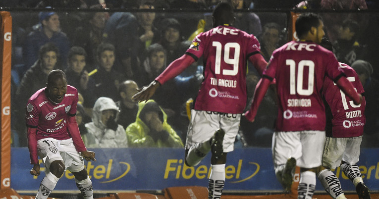 Los jugadores de Independiente festejan un gol de Julio Angulo frente a Boca Juniors, en 2016, en Buenos Aires.