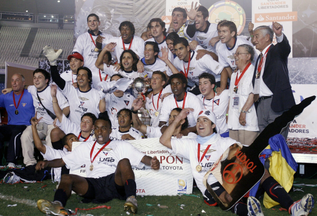 El plantel de Liga de Quito celebra el título en el estadio Maracaná. 
