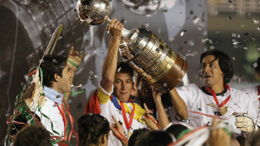 Patricio Urrutia levanta el trofeo de la Copa Libertadores en el estadio Maracaná, el 2 de julio de 2008.