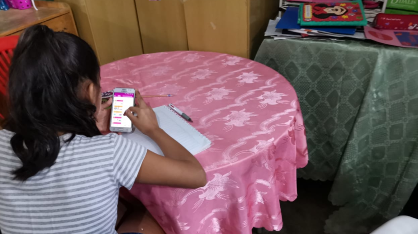 Un teléfono inteligente sirve para que las niñas reciban las tareas que deben desarrollar a lo largo del día.