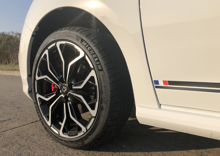 Las Michelin Pilot Sport son hermosas y muy efectivas, pero hay que cuidarlas. ¿La banderita francesa? Es porque es un auto aprobado por RenaultSport Francia.