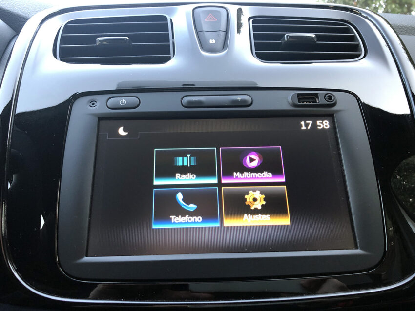 Pantalla multimedia con Apple CarPlay y Android Auto.