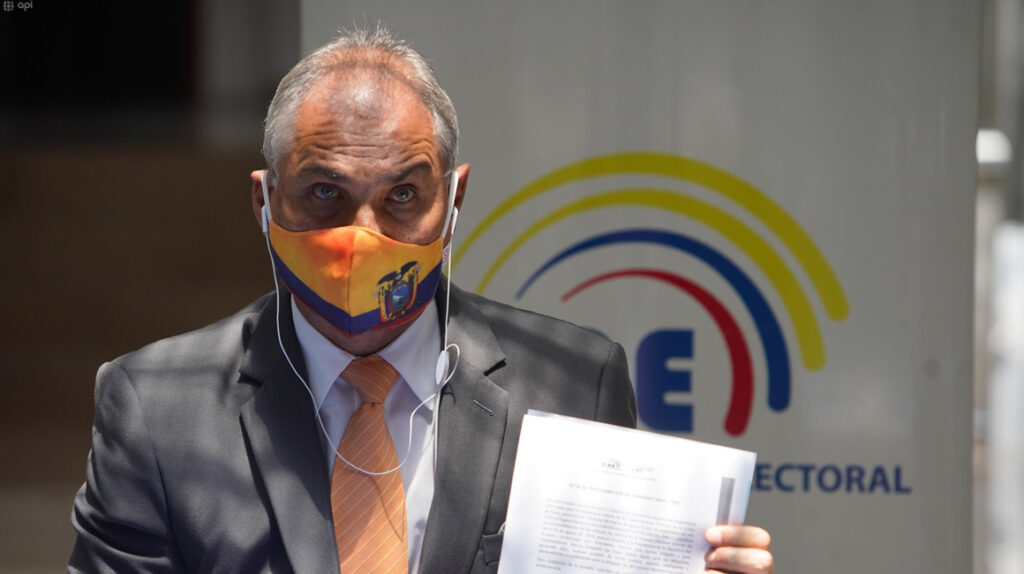 Fabricio Correa declina candidatura a la Presidencia