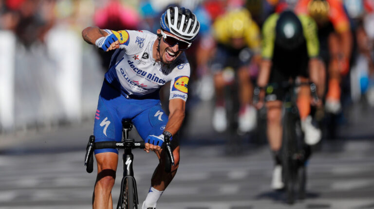 El francés Julian Alaphilippe celebra su triunfo en la segunda etapa del Tour de Francia, el domingo 30 de agosto de 2020.