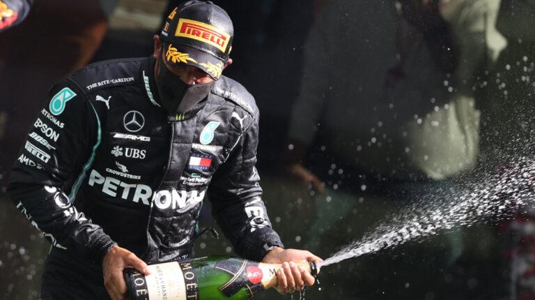 Lewis Hamilton celebra su triunfo en el GP de Bélgica, el domingo 30 de agosto de 2020.