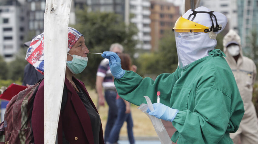 Personal de salud toma muestras para pruebas PCR en el parque La Carolina, en el norte de Quito, el 19 de agosto de 2020.