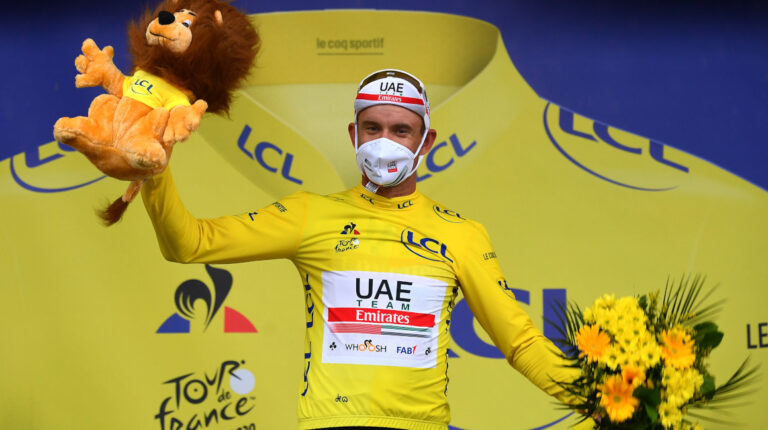 El noruego Alexander Kristoff luce la camiseta amarilla de líder, después de la primera etapa del Tour de Francia, el 29 de agosto de 2020.