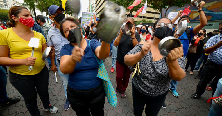 Profesores marcharon por la Av. 9 de Octubre en una protesta realizada el 27 de agosto de 2020.