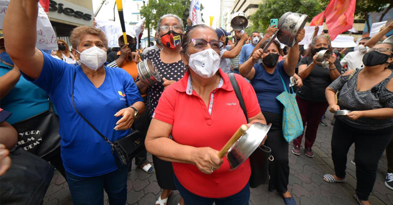 Maestros fiscales marcharon en Guayaquil, el 27 de agosto de 2020: reclaman el pago de sus salarios.