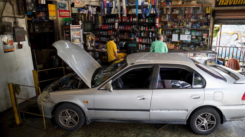 Fotografía de un vehículo en un taller de reparación, el 25 de agosto de 2020, en Caracas (Venezuela).