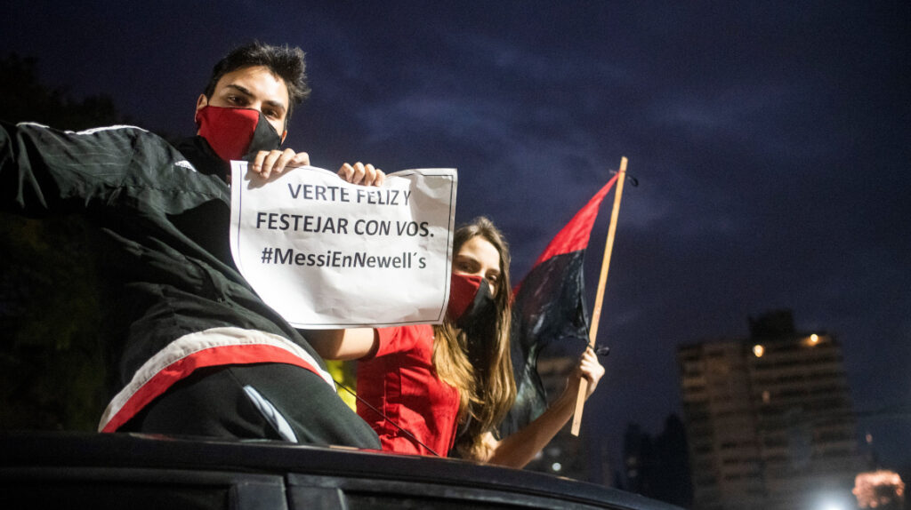 Hinchas de Newell’s de Argentina piden el regreso de Messi con una caravana