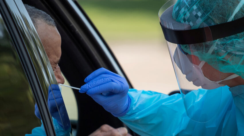 Un trabajador de la salud usa un hisopo para evaluar a un hombre en un lugar de prueba de la enfermedad del coronavirus en Houston, Texas, Estados Unidos el, 18 de agosto de 2020.