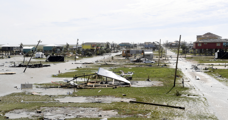 Destrucción generalizada en Holly Beach, Louisiana, el día que el huracán Laura azotó la costa del Golfo como una tormenta de categoría 4. 
