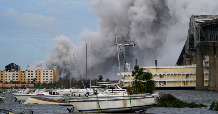 Columnas de humo desde el incendio de una planta química en un área dañada después de que el huracán Laura pasara por Lake Charles, Louisiana, Estados Unidos el 27 de agosto de 2020.
