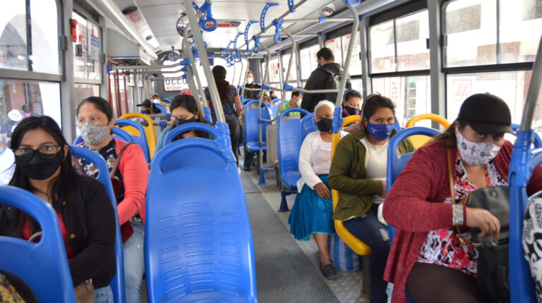 Ciudadanos usan el transporte público terrestre en Cuenca, el 20 de agosto de 2020.