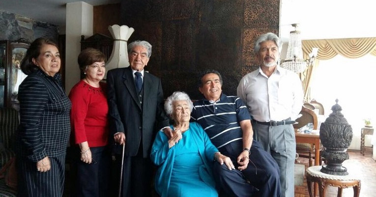 Retrato de la familia Mora-Quinteros en su vivienda en Quito, el 25 de agosto de 2020.