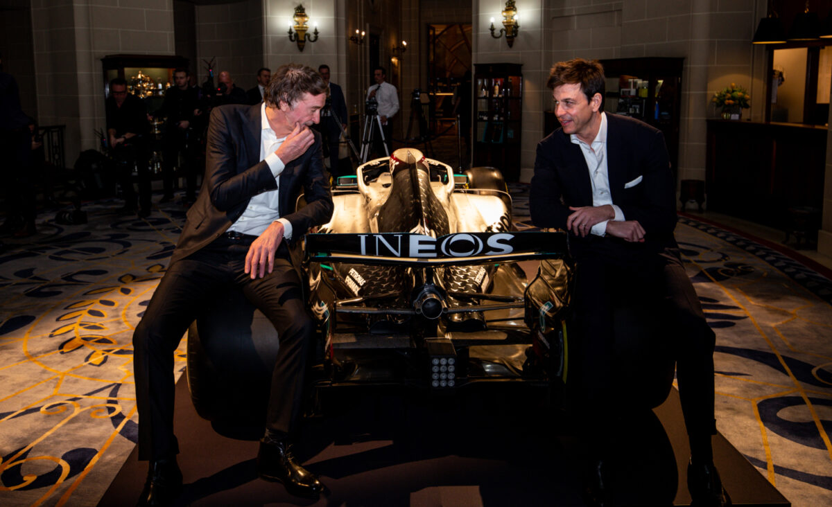 Jim Ratcliffe, dueño de Ineos y Toto Wolff, director ejecutivo del equipo Mercedes, posan para una foto con el auto Mercedes en el Royal Automobile Club de Londres, el 10 de febrero de 2020.