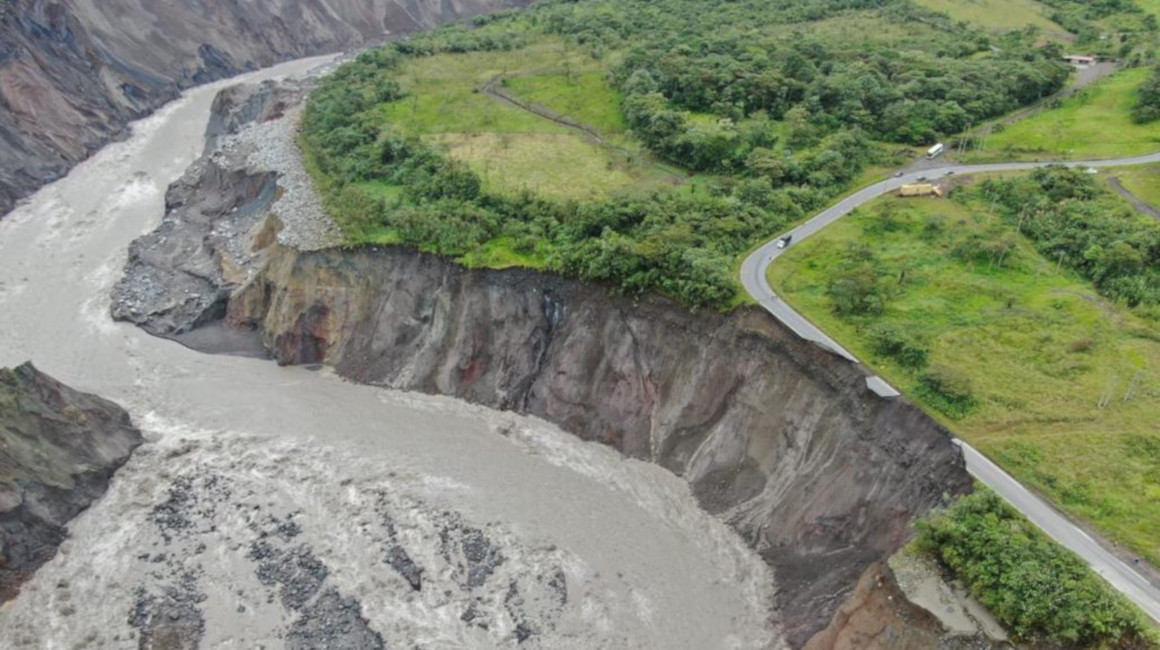 Imagen panorámica de la destrucción de la vía Quito-Lago Agrio por efecto de la erosión regresiva del río Coca, el sábado, 22 de agosto de 2020.
