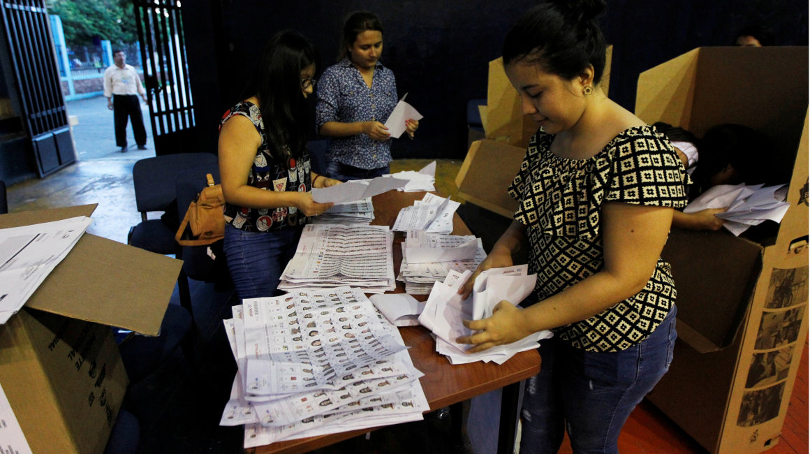 Los miembros de las mesas cuentan los votos de los candidatos a presidente, en las elecciones del 19 de febrero de 2017, en Guayaquil.