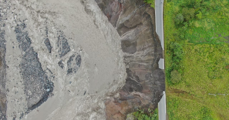 Socavamiento producido por la erosión del río Coca.