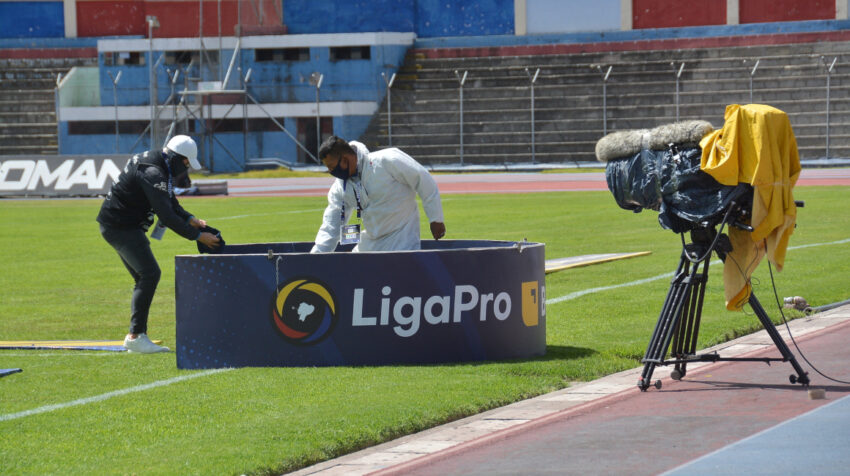 Dos colaboradores trabajan en el estadio Olímpico de Riobamba, el 19 de agosto de 2020.