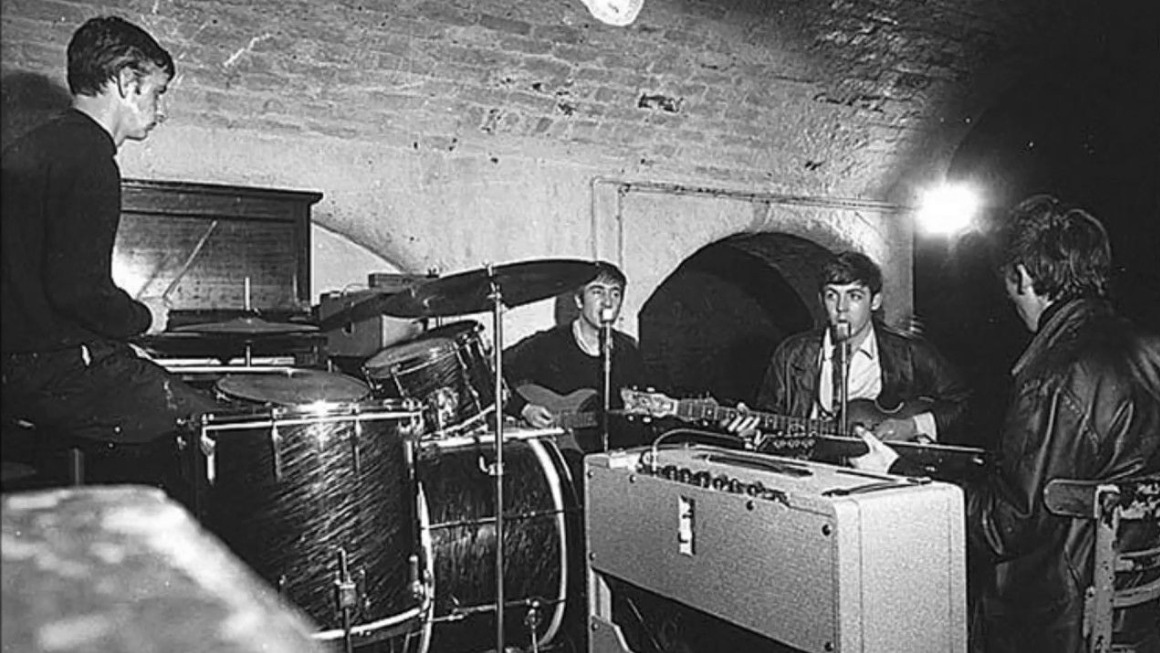 The Beatles durante un ensayo en The Cavern, en 1962.