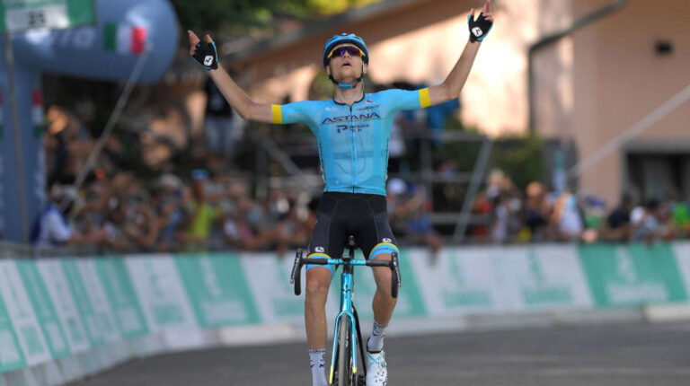 Aleksandr Vlasov celebra su triunfo en el Giro dell'Emilia, el 18 de agosto de 2020.