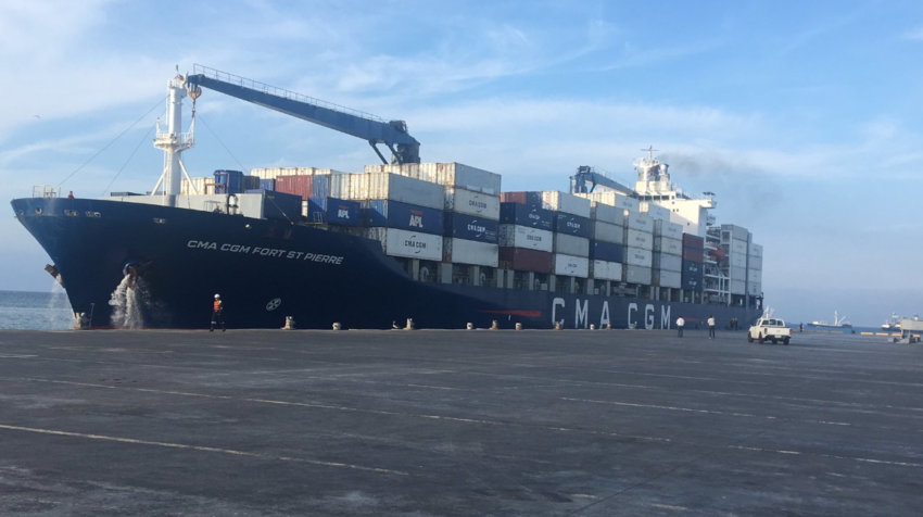 Un buque mercante a su llegada al puerto de Manta el pasado 16 de julio de 2020.