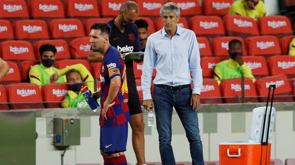 Lionel Messi y Quique Setién y una imagen que refleja la crisis en el FC Barcelona.