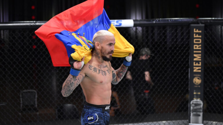 Marlon 'Chito' Vera con la bandera de Ecuador, después del triunfo sobre Sean O'Malley, en la UFC 252, el sábado 15 de agosto de 2020.