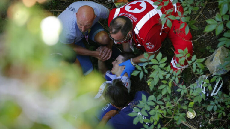 El ciclista belga Remco Evenepoel cayó a un barranco, mientras lideraba Il Lombardía, el sábado 15 de agosto de 2020.