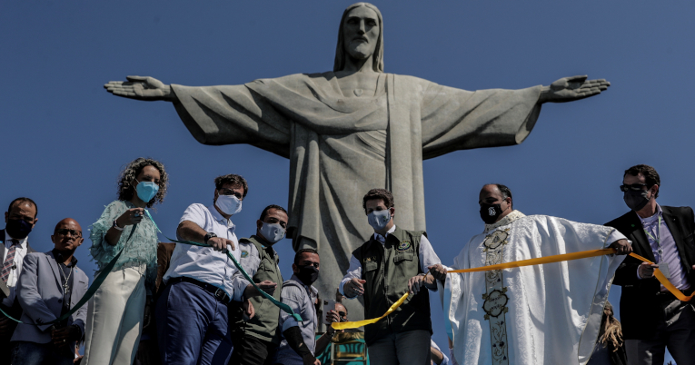 El ministro brasileño de Medio Ambbiente, Ricardo Salles, pronuncia un discurso durante la reapertura al turismo del Cristo del Corcovado, este sábado 15 de agosto en Río de Janeiro (Brasil).