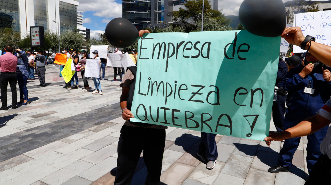 Trabajadores de una empresa de limpieza protestaron en los exteriores del Ministerio de Finanzas, en Quito, el 7 de agosto de 2020. 