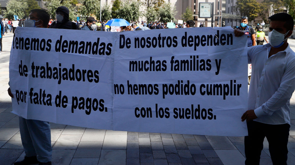 Proveedores del Estado sostienen cartelas durante una protesta en Quito, el 7 de agosto de 2020. 