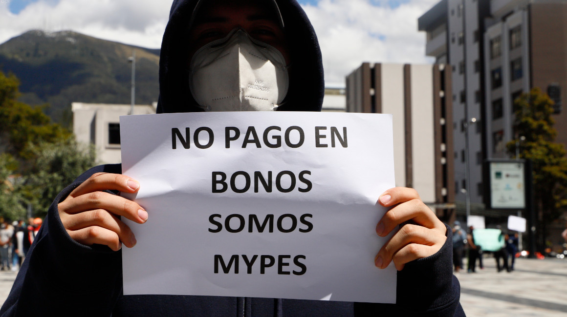 Una persona sostiene un cartel en un plantón de proveedores del Estado en Quito, el 7 de agosto de 2020. 