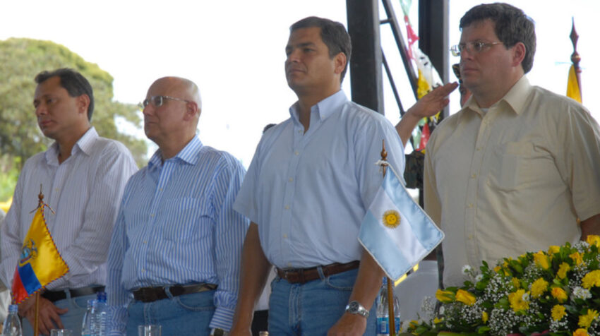 Jorge Glas y Alecksey Mosquera (a los extremos) junto a Rafael Correa en la colocación de la primera piedra de Coca Codo Sinclair.