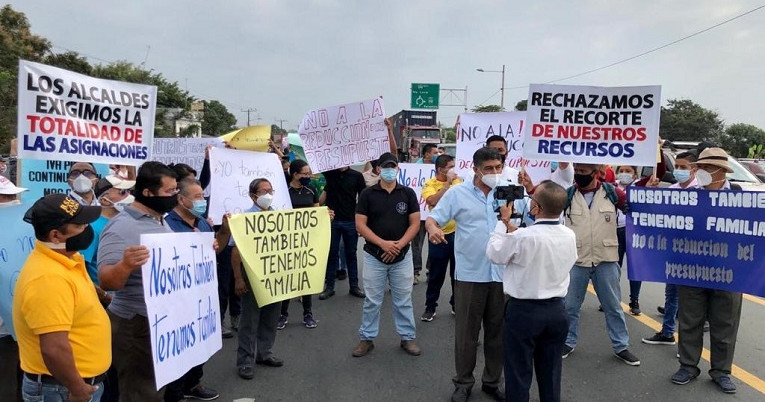 Empleados municipales se unieron a la protesta realizada en la vía que une Daule con Santa Lucía, el 11 de agosto de 2020.