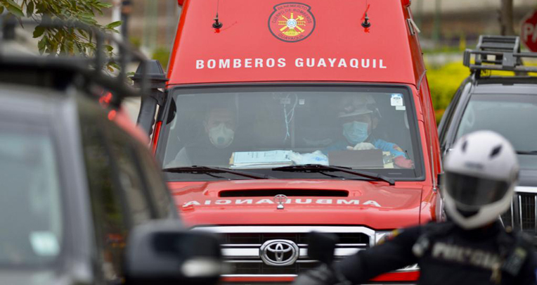 Una ambulancia del Cuerpo de Bomberos de Guayaquil llevó al expresidente Bucaram hasta el hospital Abel Gilbert Pontón este 12 de agosto.  