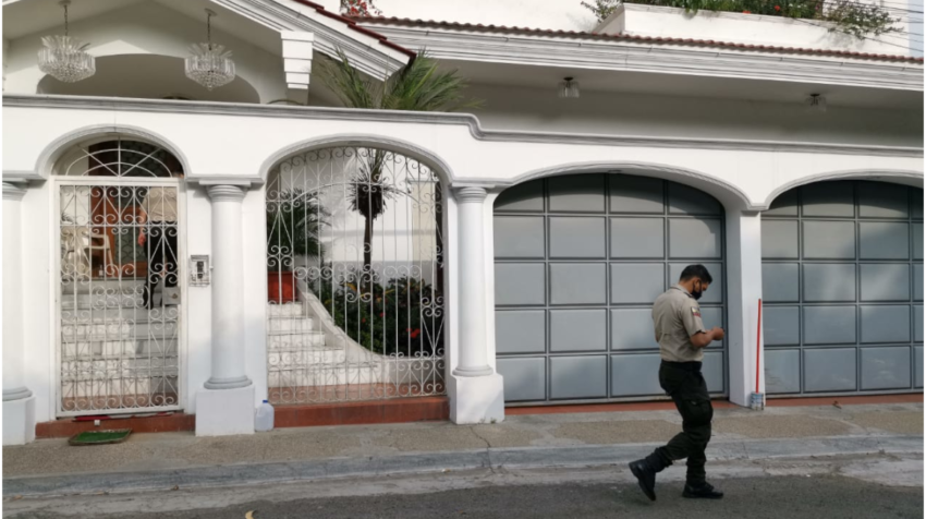 La casa de Abdalá Bucaram donde se habría realizado la transacción entre los extranjeros y Jacobo Bucaram, al norte de Guayaquil.